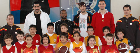 Galatasaraylı Basketbolcular Miniklerle Buluştu