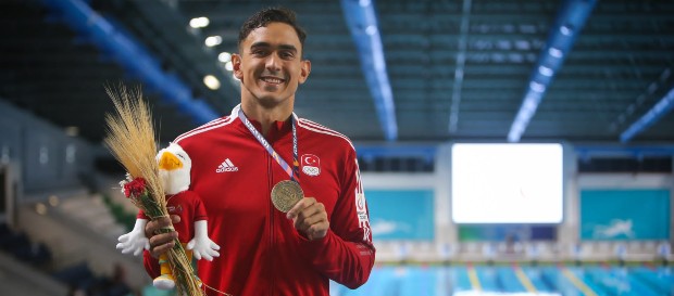Yüzücümüz Doğa Çelik’ten 4x100m Serbest Erkek Bayrak Yarışı’nda altın madalya!