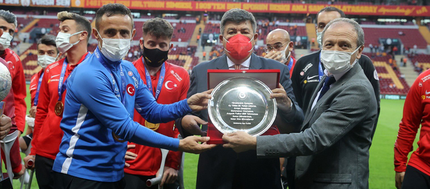 Avrupa şampiyonu millilerimize plaket