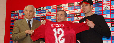 Lucas Neill Sözleşme İmzaladı