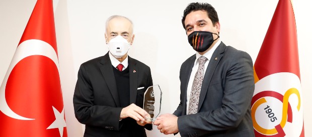 Başkanımız Mustafa Cengiz'den üyemiz Emin İmanov'a plaket