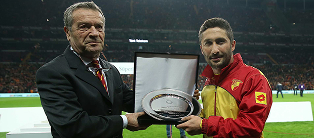 Sabri Sarıoğlu'ya plaket