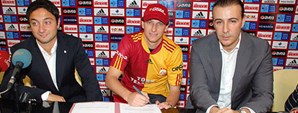 Elano Blumer İmzaladı