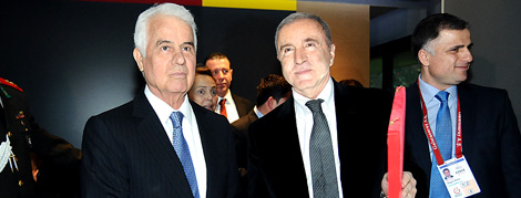 Derviş Eroğluna Plaket