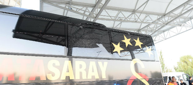 Galatasaray Otobüsüne Çirkin Saldırı