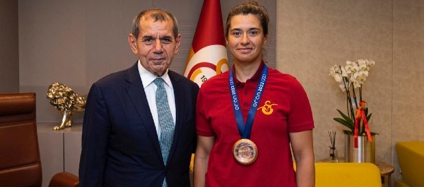 Bronz madalya kazanan yelkencimiz Ecem Güzel’den Başkanımız Dursun Özbek’e ziyaret 
