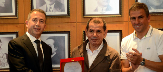 Başkan Dursun Özbek'ten GSYİAD Üyelerine Plaket
