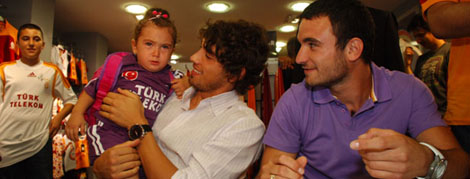 Mehmet Batdal ve Musa Çağıran İzmir Galatasaray Store'daydı
