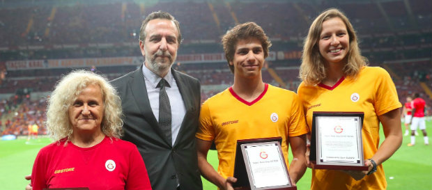 İki genç sporcumuza plaket