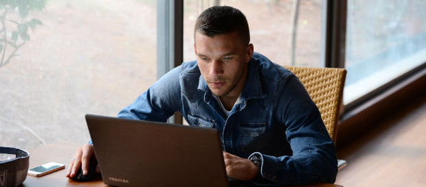 Lukas Podolski Taraftarlarımızın Sorularını Yanıtladı 