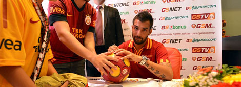Engin Baytar Konyaaltı Galatasaray Store'daydı