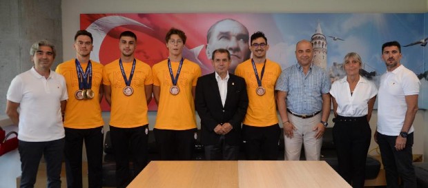 19. Akdeniz Oyunları’nda madalya kazanan yüzücülerimizden Başkanımız Dursun Özbek’e ziyaret