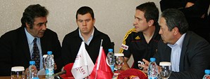Emre Aşık'tan Zihinsel Engelli Sporculara Destek