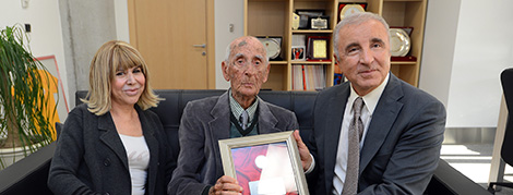 Başkan Ünal Aysal'dan İsmail Türsan'a Plaket