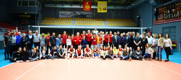 Voleybolcularımız taraftarımızla buluştu