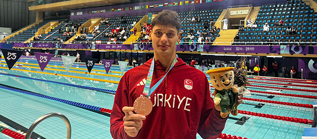Yüzücümüz Mert Hatipoğlu’ndan bronz madalya!