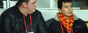 Hamburg Maçı Talihlileri Tribündeki Yerlerini Aldı