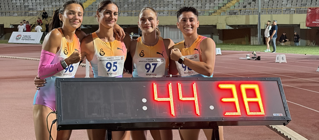 4x100 Metre Kadın Bayrak Takımımız Türkiye rekorunu egale etti