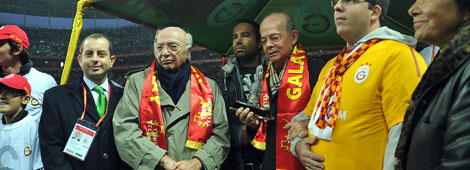 Turgay Şerene Plaket Verildi