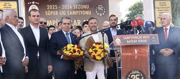 Büyükçekmece Şampiyonlar Anıtı'nda Galatasaray bayrağı göndere çekildi