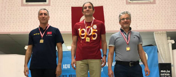 Master yüzücümüz Fatih İşçener’den altın madalya