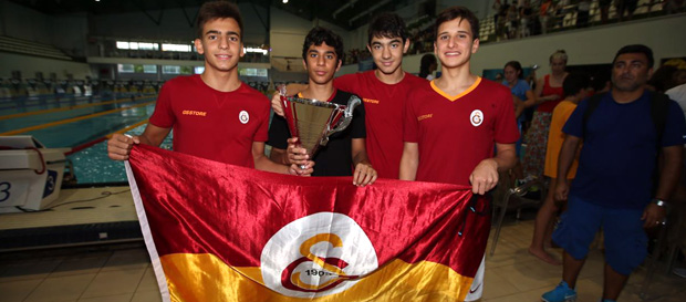 Havuzda Galatasaray Damgası