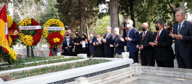 'Taçsız Kral' Metin Oktay kabri başında anıldı
