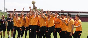 U19 Takımımız, şampiyonluk kupasını Florya Metin Oktay Tesisleri'nde kaldırdı