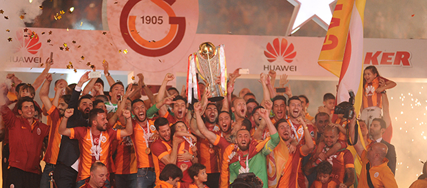 Galatasaray'ın 2014-15 Sezonu Şampiyonluğunu Kutluyor