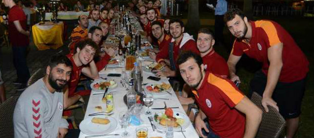 Sutopunda çifte şampiyonluk kutlaması