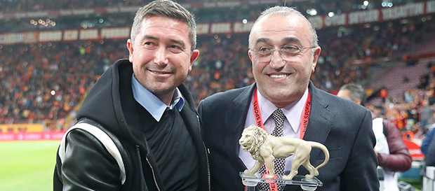 Harry Kewell’a teşekkür plaketi
