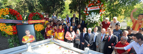 Metin Oktay'ı Kabri Başında Andık