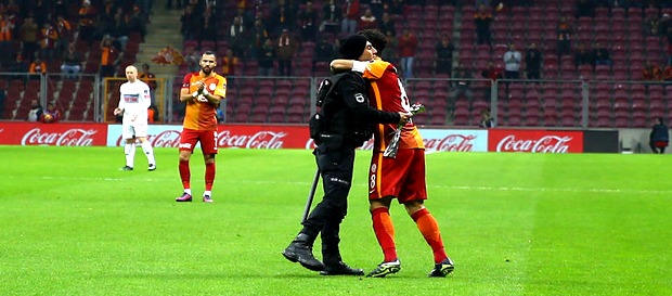 Teröre karşı yıldızlar sahada