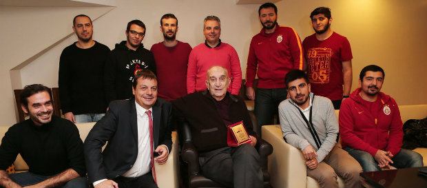 Yalçın Granit’e plaket