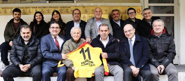 Eski futbolcularımızdan Feridun Dörtler Galatasaray Lisesi’nde onurlandırıldı