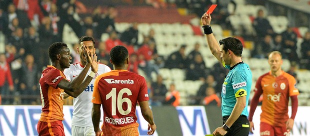 Muslera: Hakemlerin kriteri nedir?