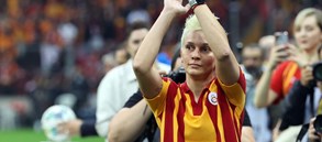 Işıl Alben'e Nef Stadyumu'nda plaket