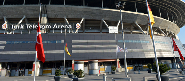 TT Arena'da bayraklar yarıya indirildi