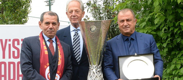 Başkan Özbek'ten Süren ve Terim’e özel plaket