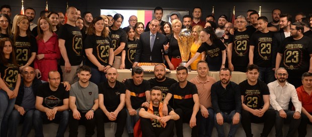 Galatasaray ailesi Nef Stadyumu'nda şampiyonluğu kutladı