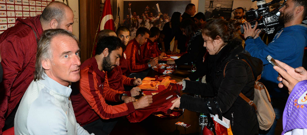 Galatasaray taraftarıyla buluştu