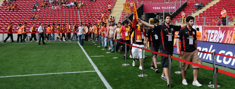 Taraftar Yine Sahaya İniyor: Penaltı Atma Yarışması