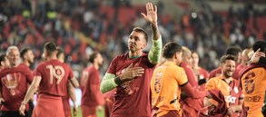Muslera, Bülent Korkmaz’ı yakaladı