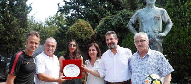Galatasaray Futbol Akademisi'nden Metin Sarıbaş'a Teşekkür Plaketi