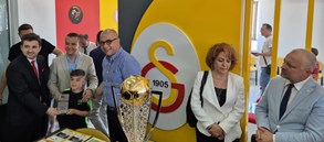 24. şampiyonluk kupamız Galatasaray Metin Oktay Kütüphanesi’nde!