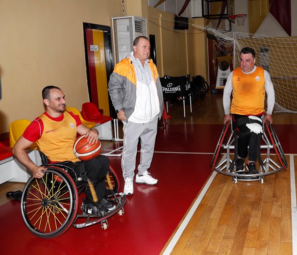 Teknik Direktörümüz Fatih Terim�den Tekerlekli Sandalye