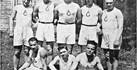-1932 kıdemli kürekçilerimiz Ayaktakiler Hayri Tokatlıgil-Emin Dırvana-Hayri Demir-Veli Rıza Kurt-Şeref Hüsam-Adil Nuri-Bülent R.Osma-Suphi Yalt